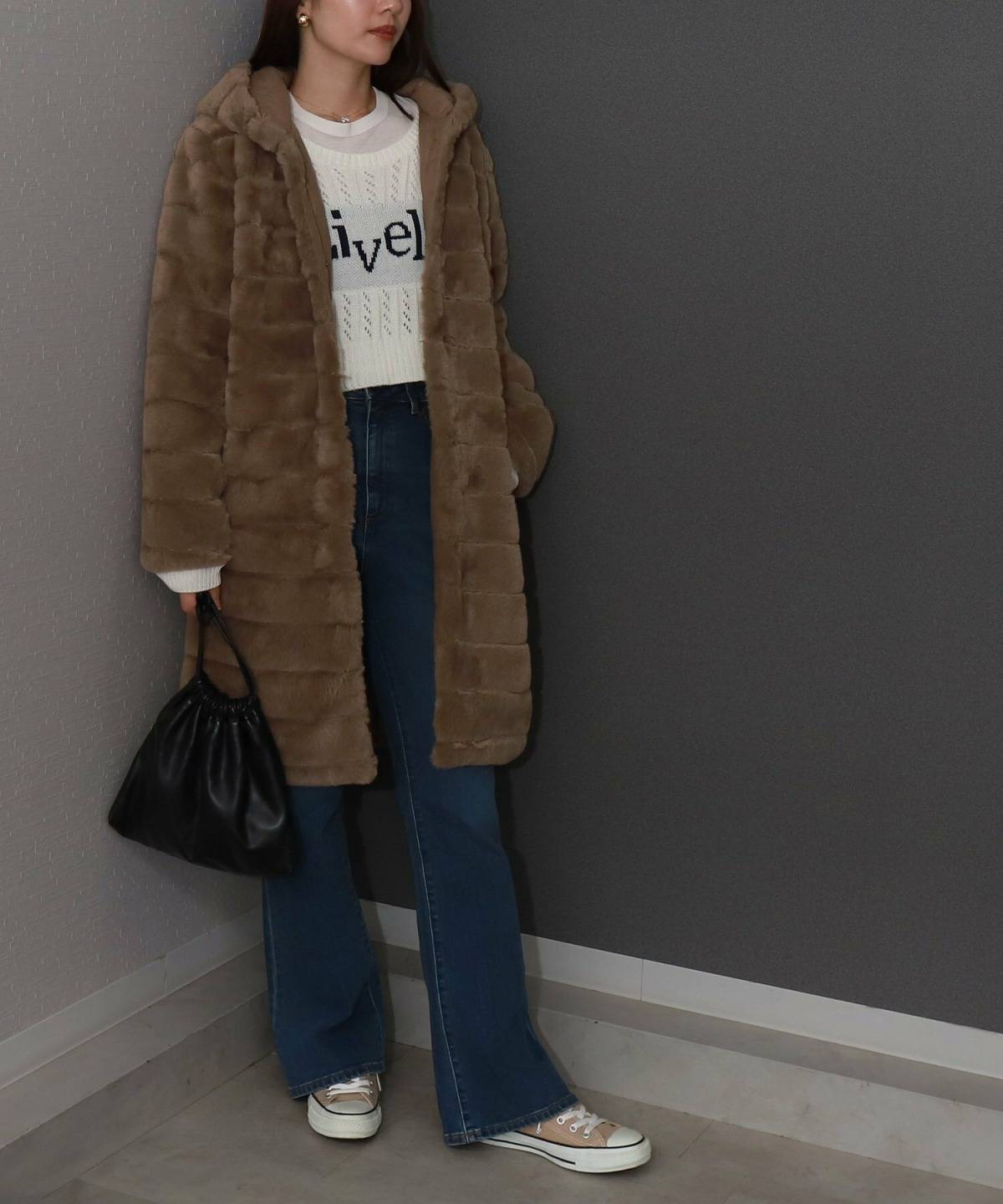 ダサいとは無縁のコート×スニーカーコーデ