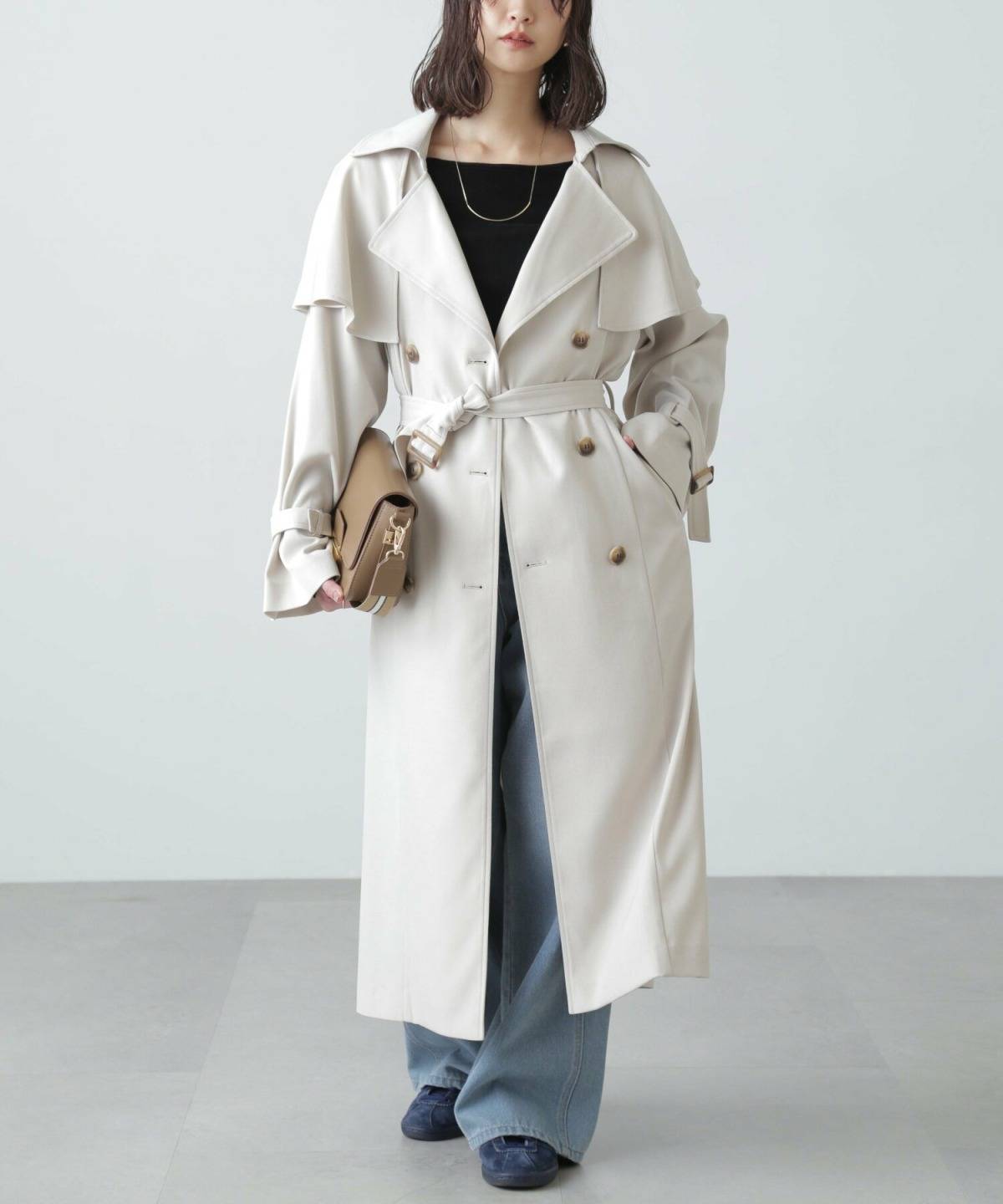 ダサいとは無縁のコート×スニーカーコーデ