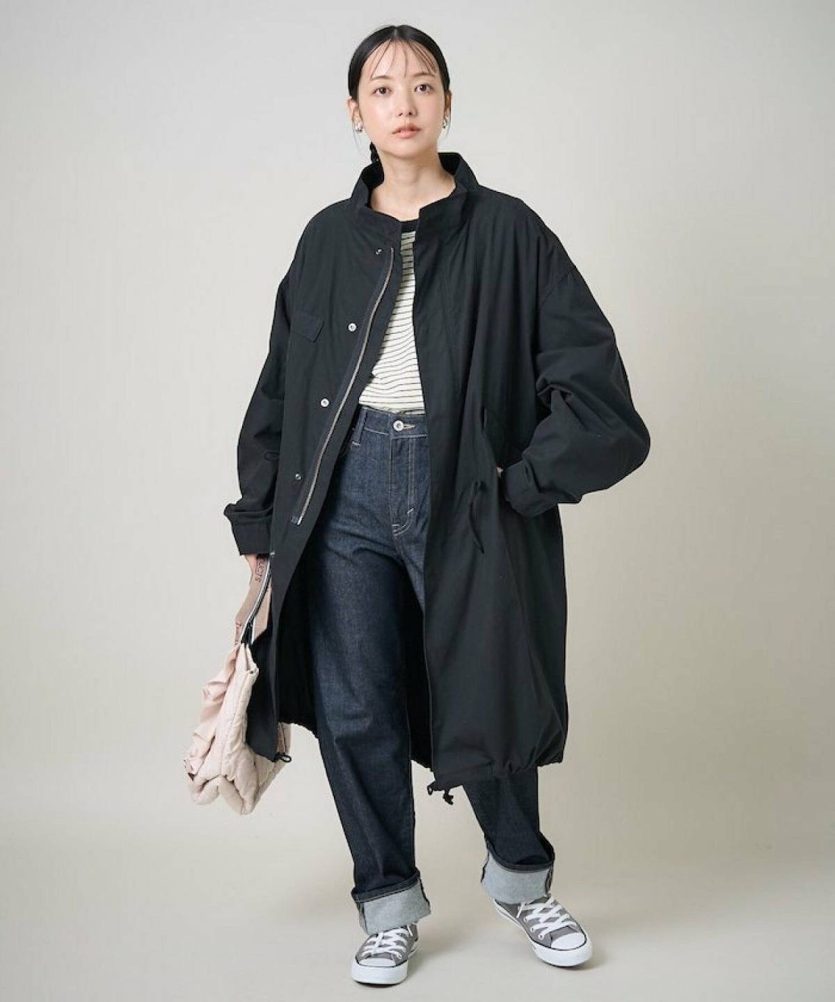 ダサいとは無縁のコート×スニーカーコーデ