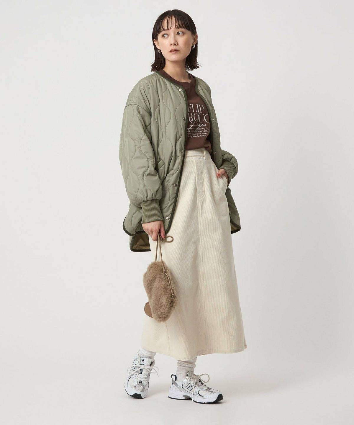 ダサいとは無縁のコート×スニーカーコーデ