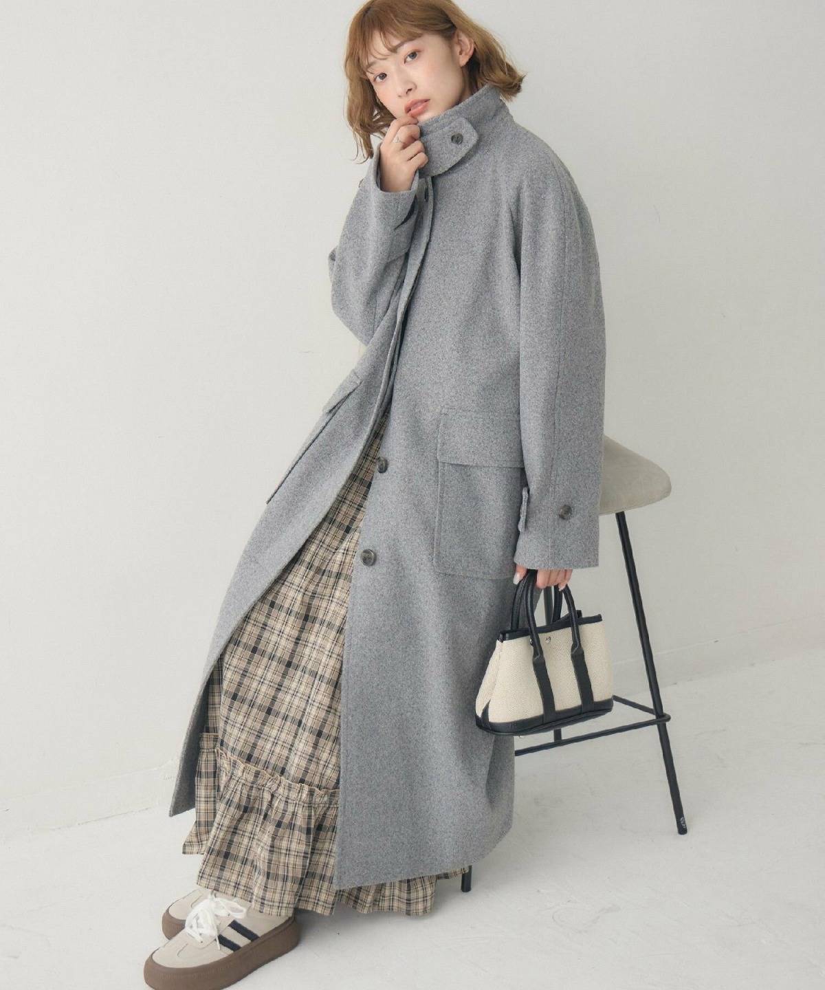 ダサいとは無縁のコート×スニーカーコーデ