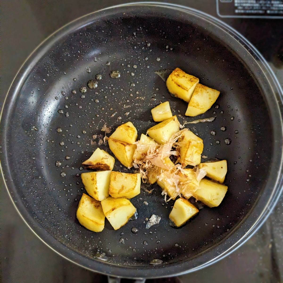 ヤマキ公式の「新じゃがのおかかバター炒め」のレシピ