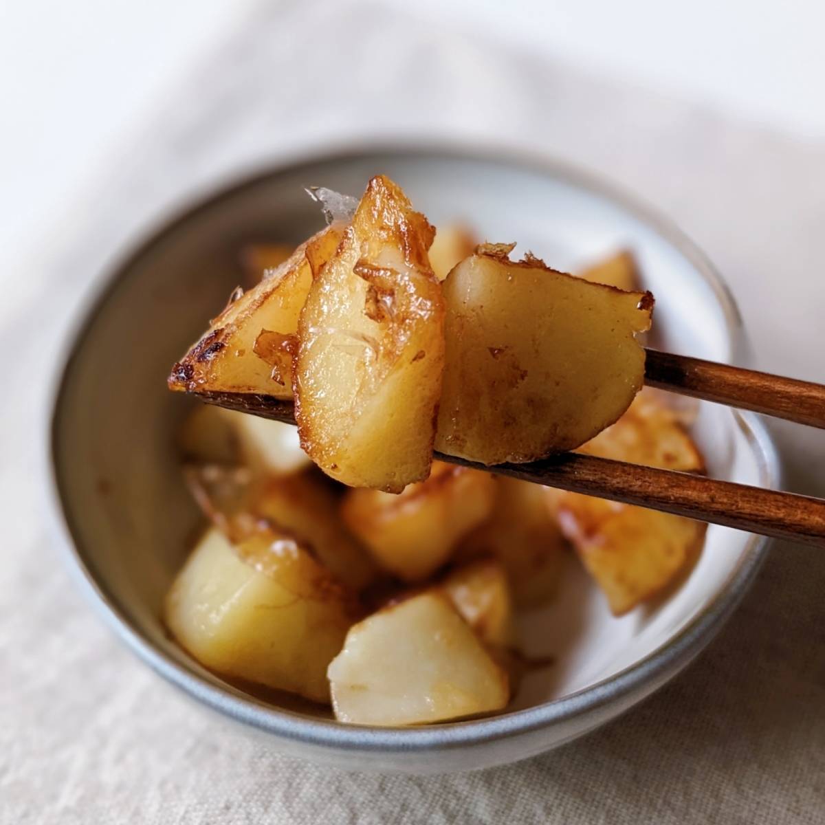 ヤマキ公式の「新じゃがのおかかバター炒め」のレシピ