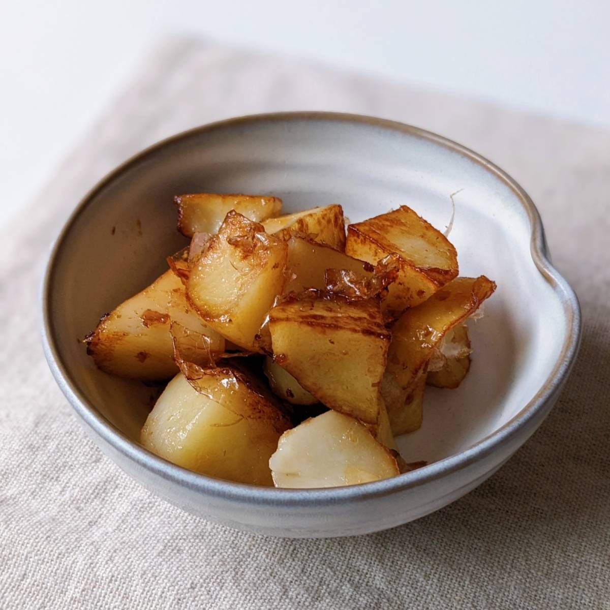 ヤマキ公式の「新じゃがのおかかバター炒め」のレシピ
