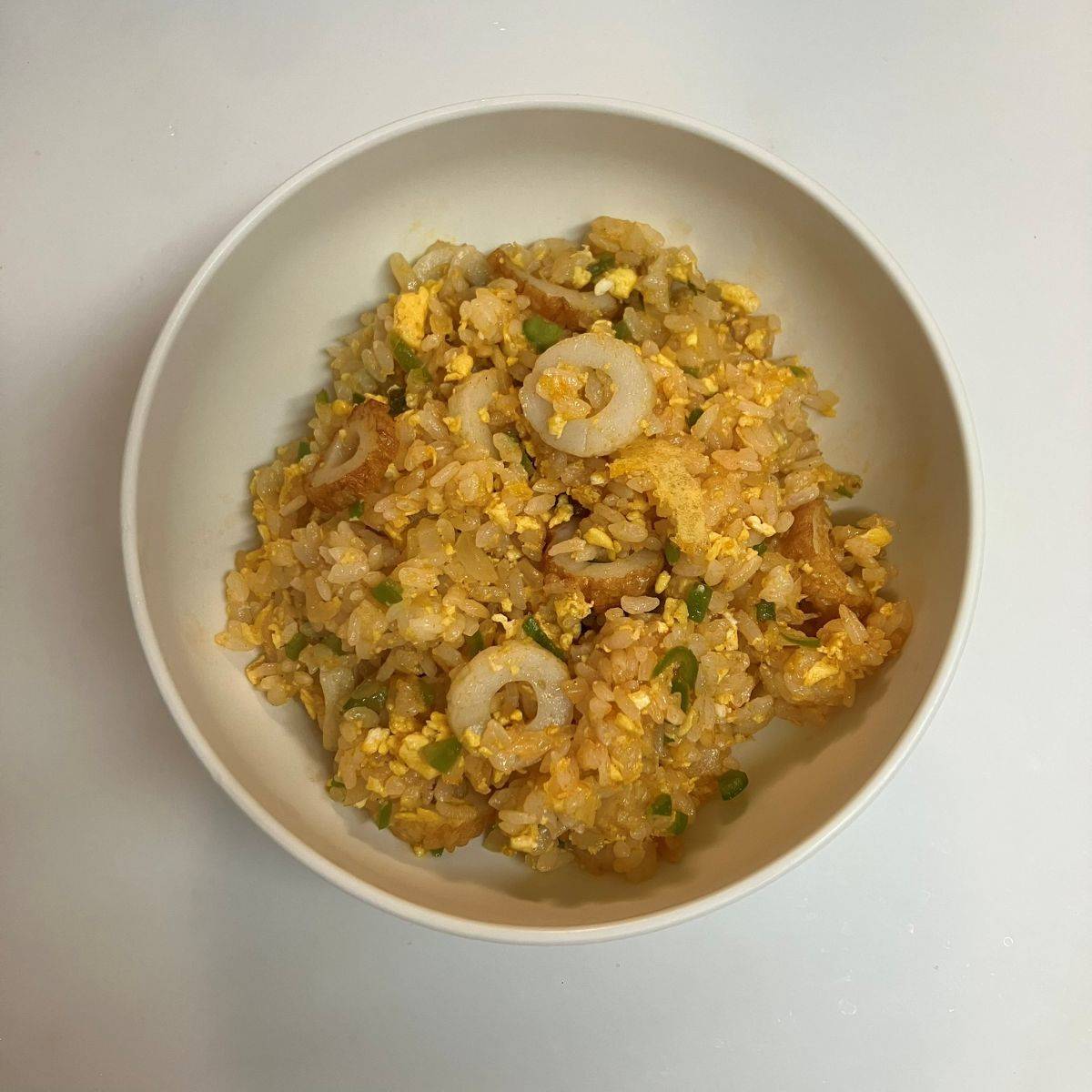 ニッスイ公式の「活ちくわのカレーチャーハン」のレシピ