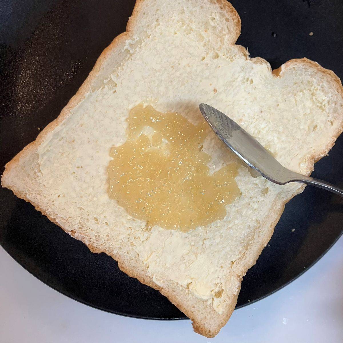 JAグループ公式の「❤キャベツの芯とチーズのバジルにんにくトースト❤」のレシピ