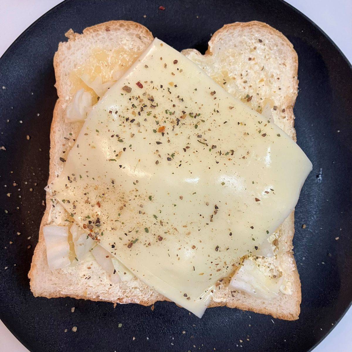 JAグループ公式の「❤キャベツの芯とチーズのバジルにんにくトースト❤」のレシピ