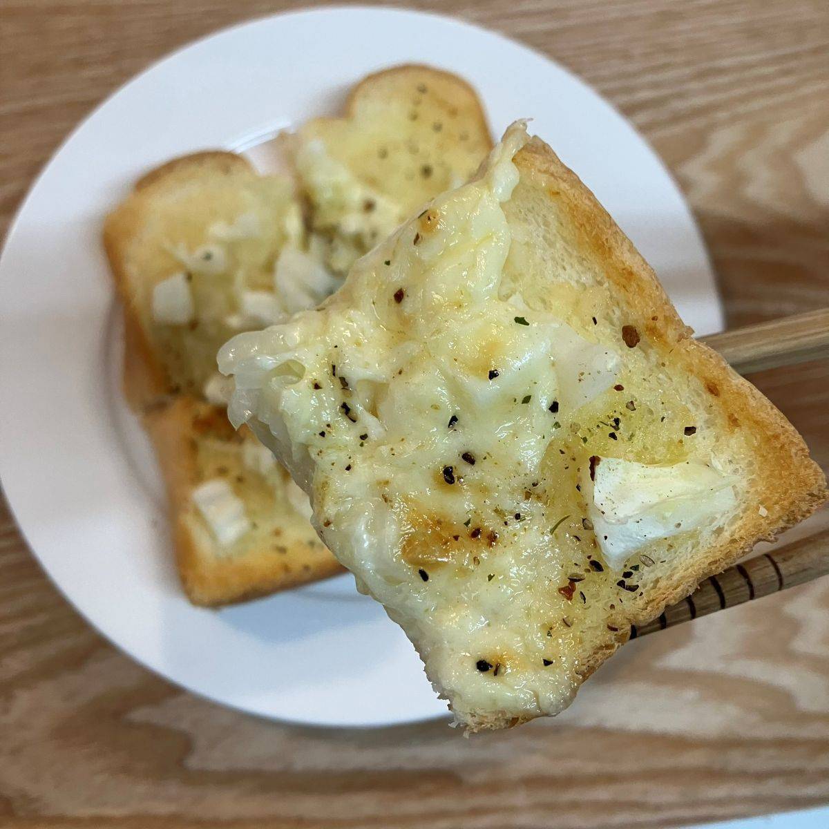 JAグループ公式の「❤キャベツの芯とチーズのバジルにんにくトースト❤」のレシピ