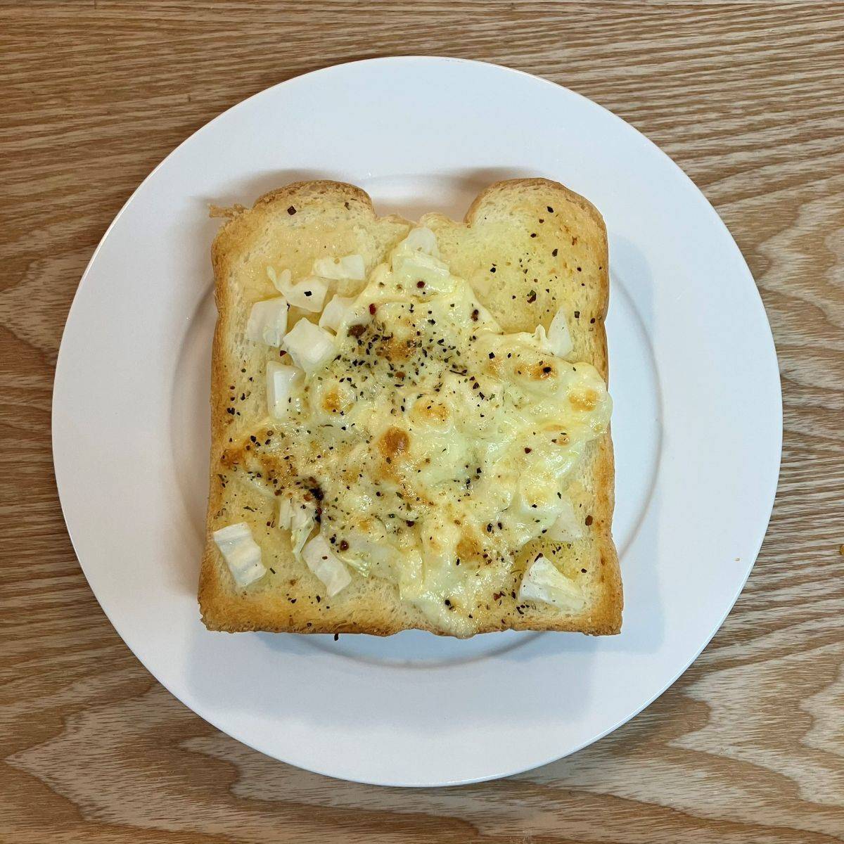 JAグループ公式の「❤キャベツの芯とチーズのバジルにんにくトースト❤」のレシピ