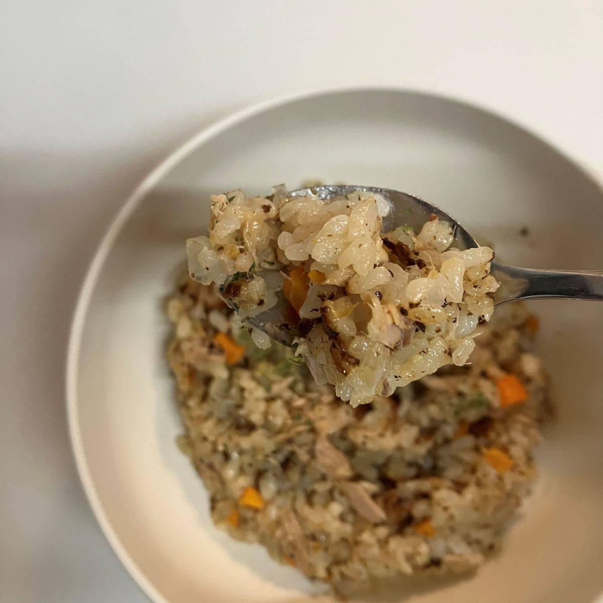 いなば公式の「炒めず作れる　ツナバターピラフ」のレシピ