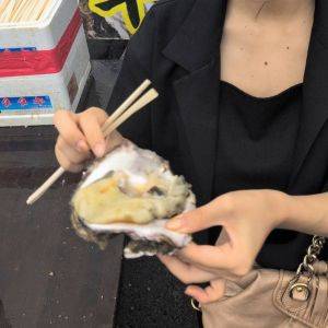 【茨城県】立ち食いスタイルの牡蠣に舌鼓！大賑わいの「おさかな市場」