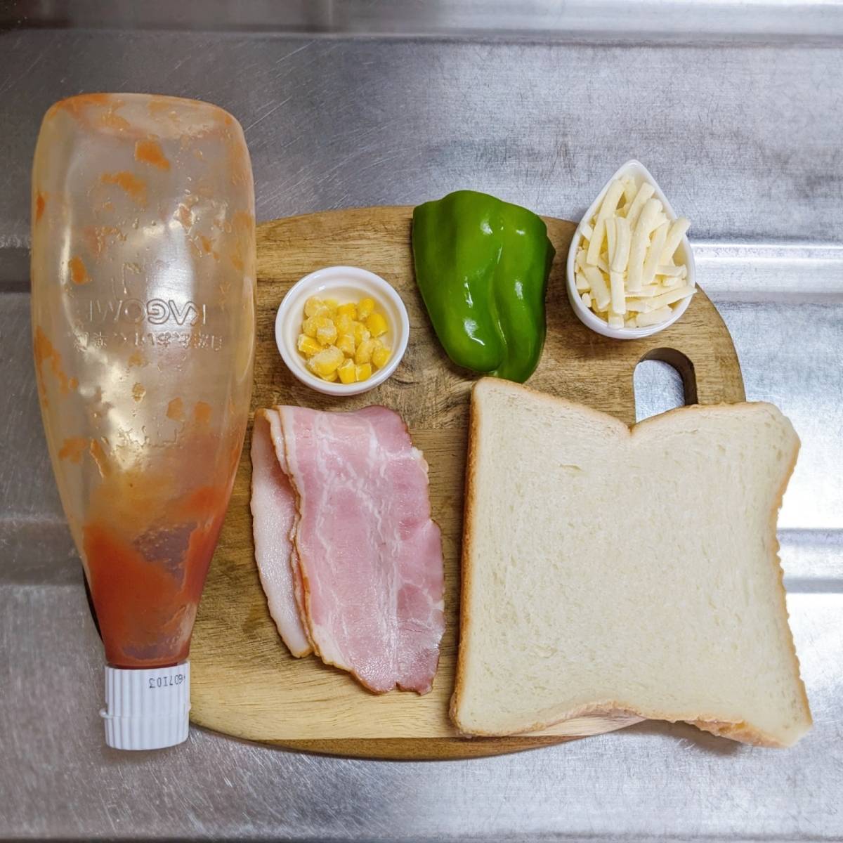 JAグループ公式の「ピーマンとベーコンとチーズのケチャップトースト」のレシピ