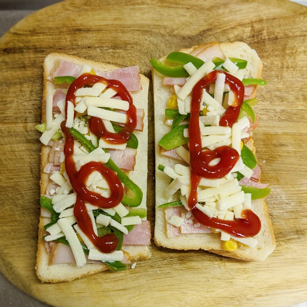 JAグループ公式の「ピーマンとベーコンとチーズのケチャップトースト」のレシピ