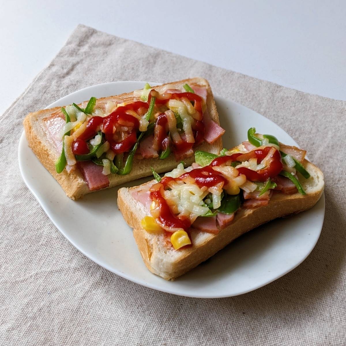 JAグループ公式の「ピーマンとベーコンとチーズのケチャップトースト」のレシピ