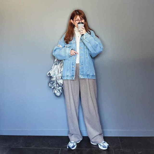 オーバーサイズのデニムジャケットを羽織る！