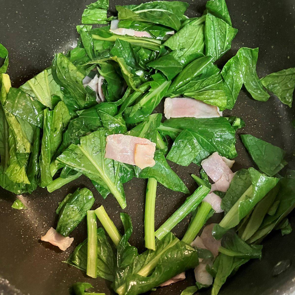 マ・マー公式の「パパッと簡単！小松菜とちりめんじゃこのペペロンチーニ」のレシピ