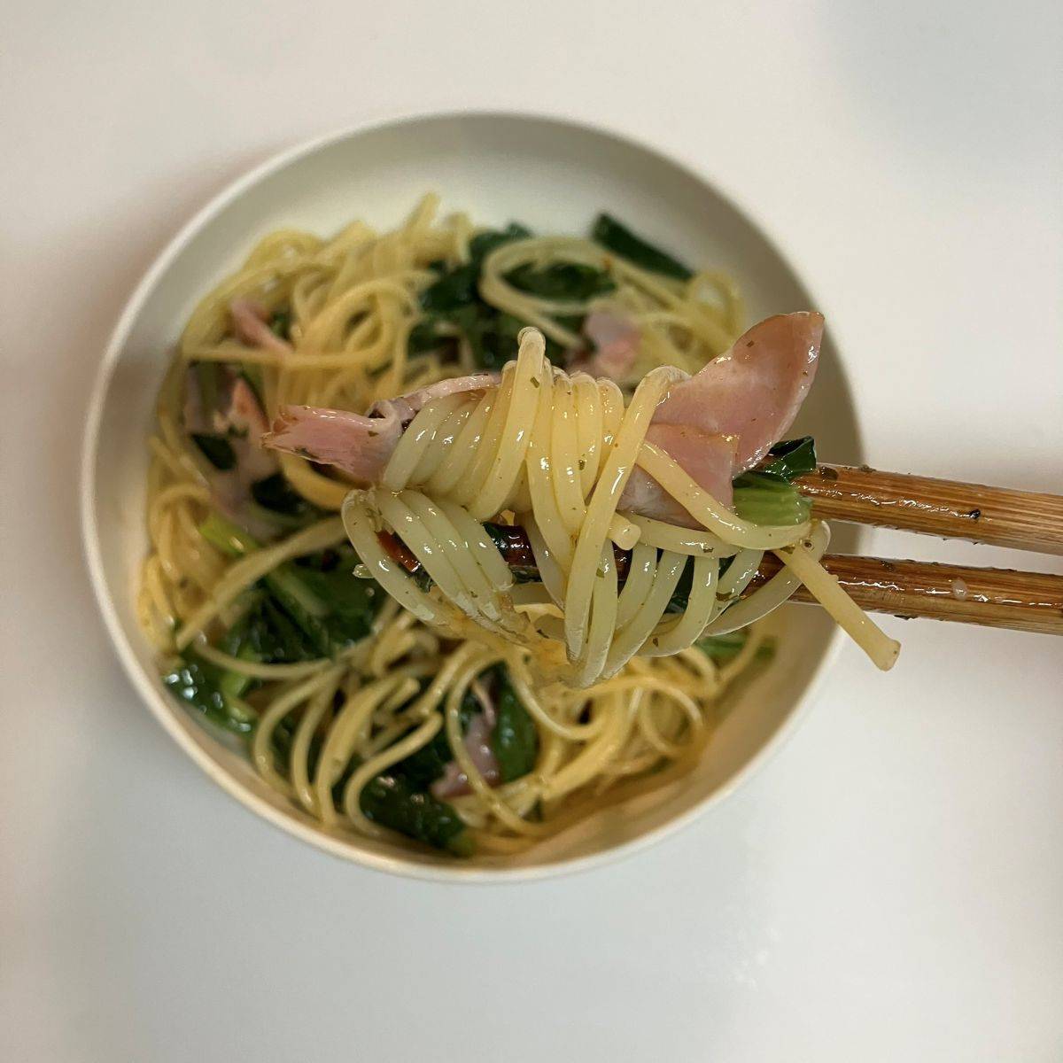 マ・マー公式の「パパッと簡単！小松菜とちりめんじゃこのペペロンチーニ」のレシピ