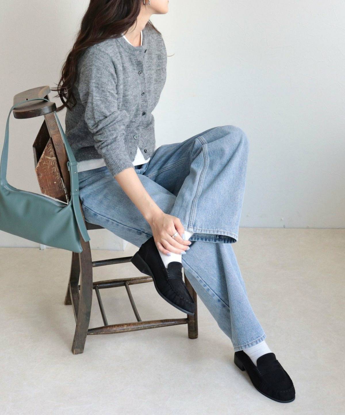 黒ローファー×白靴下デニムコーデ