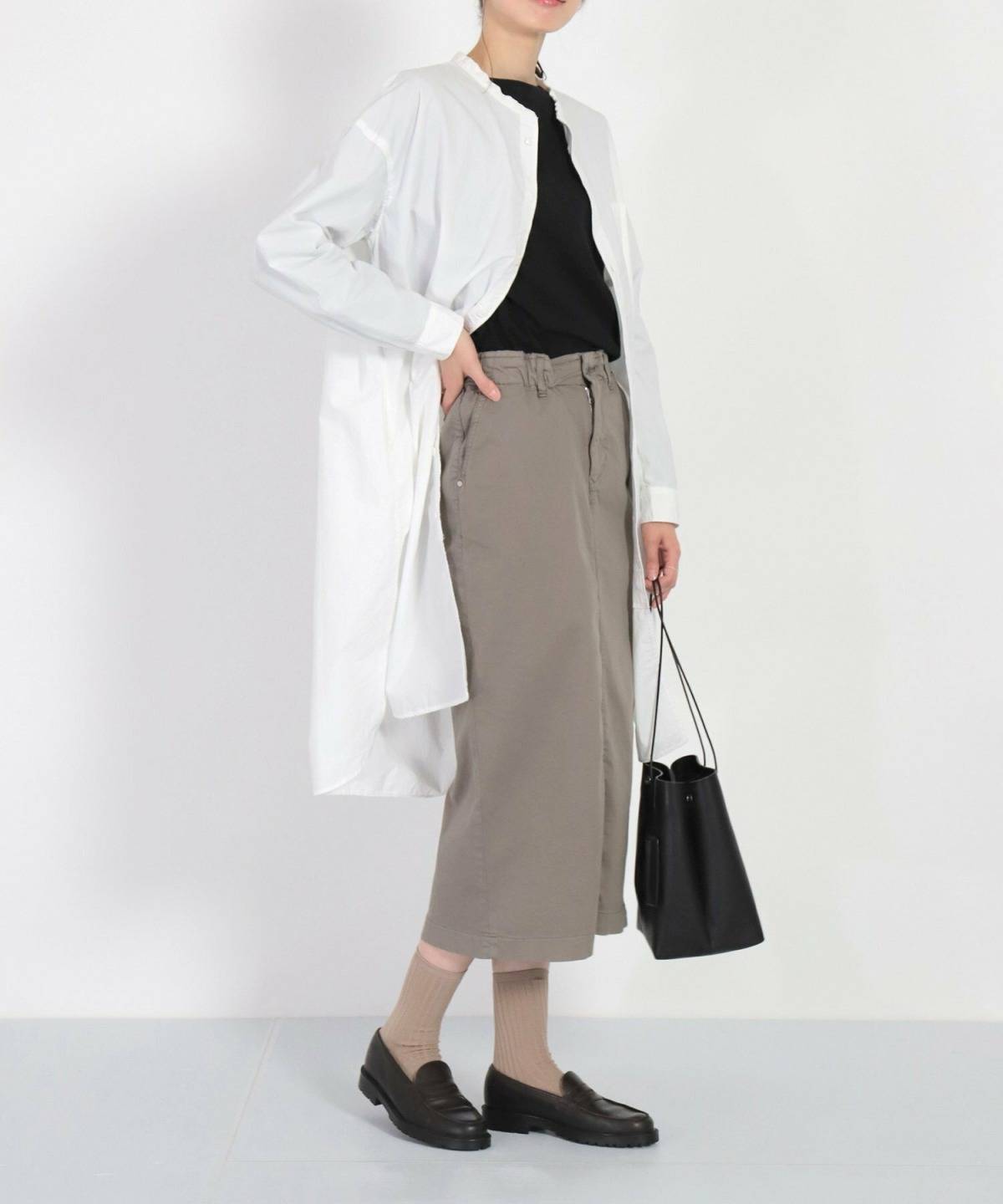 黒ローファー×ベージュ靴下コーデ