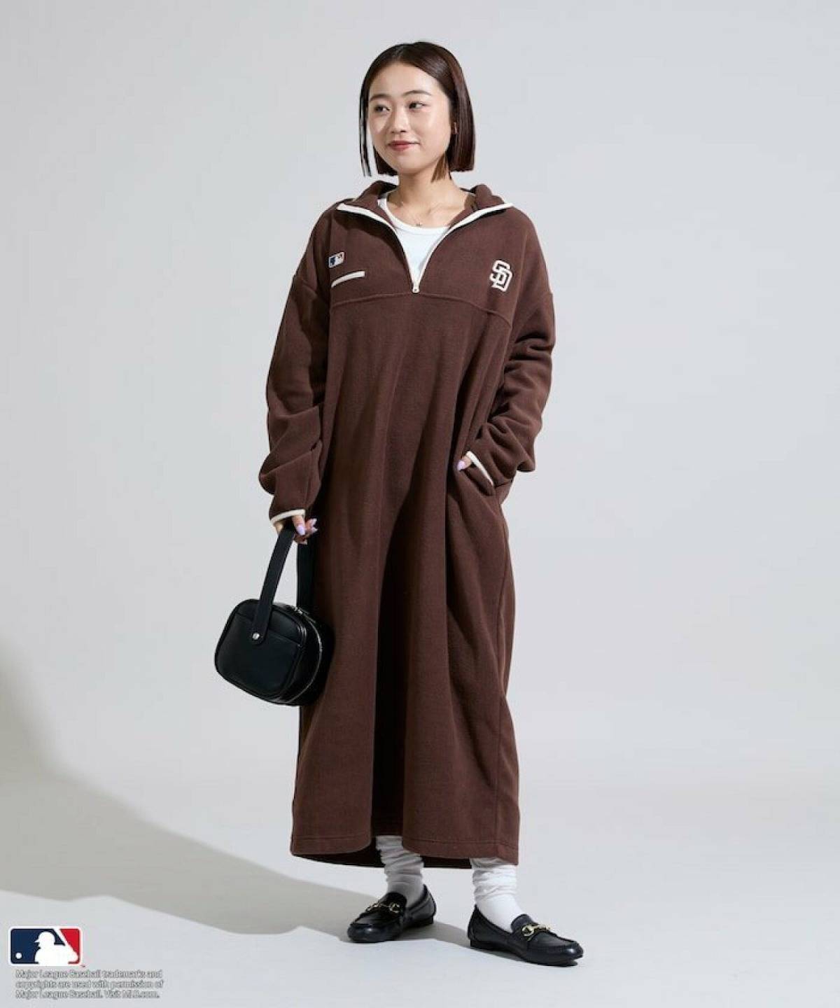 黒ローファー×白靴下コーデ