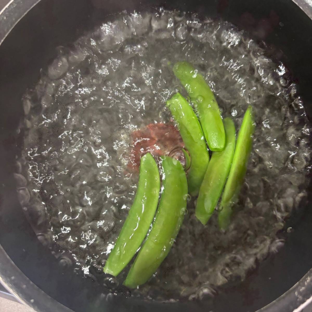 JA全農公式の「スナップエンドウとたまごの塩昆布炒め」のレシピ