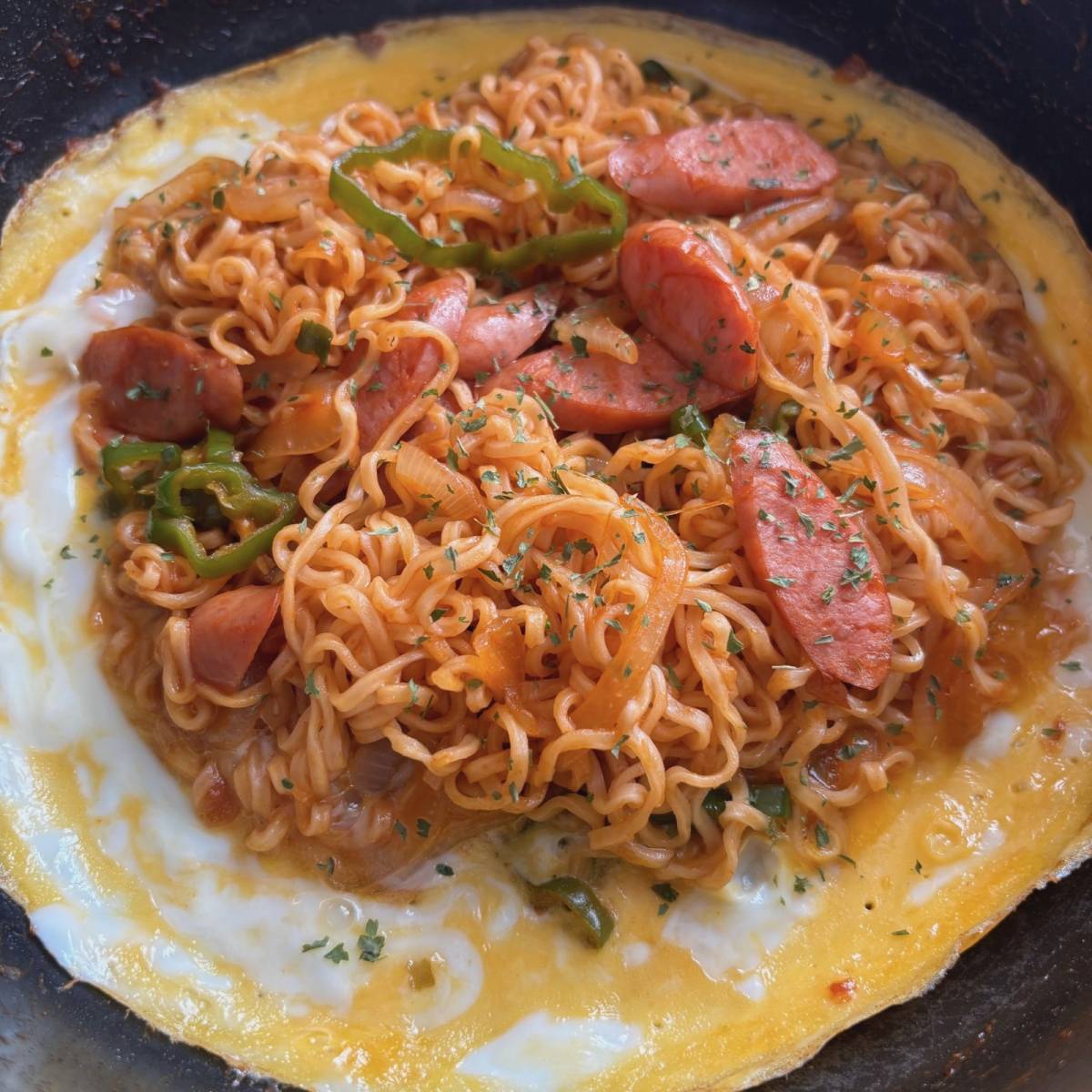 サッポロ一番公式の「昭和を味わうナポリタンラーメン」のレシピ