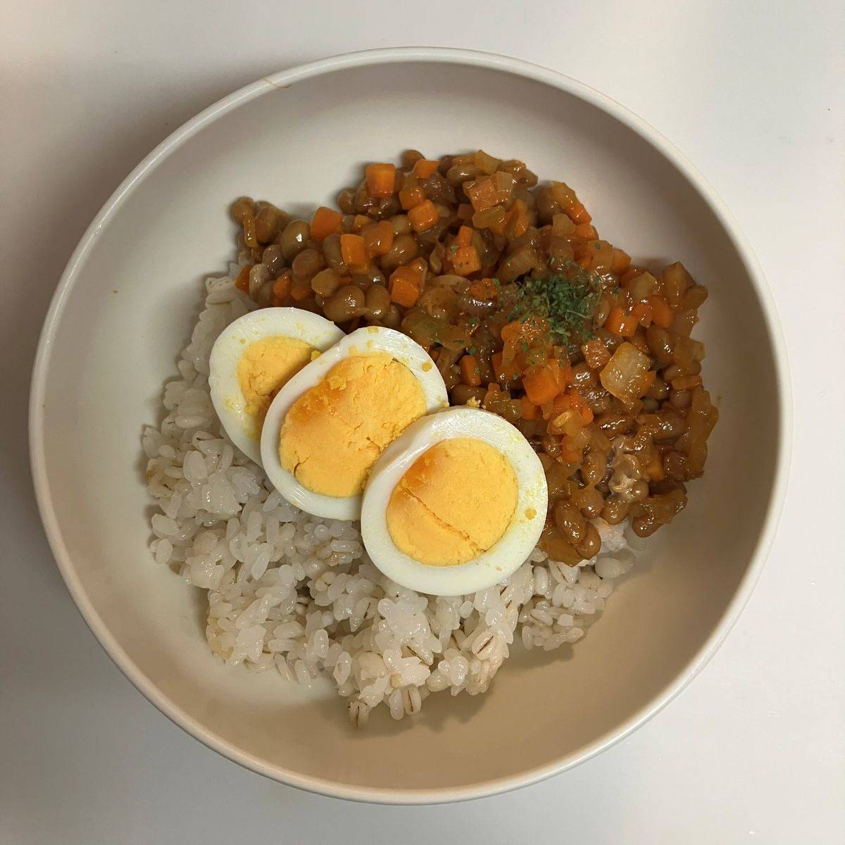 タカノフーズ公式の「ひきわり納豆ドライカレー」のレシピ