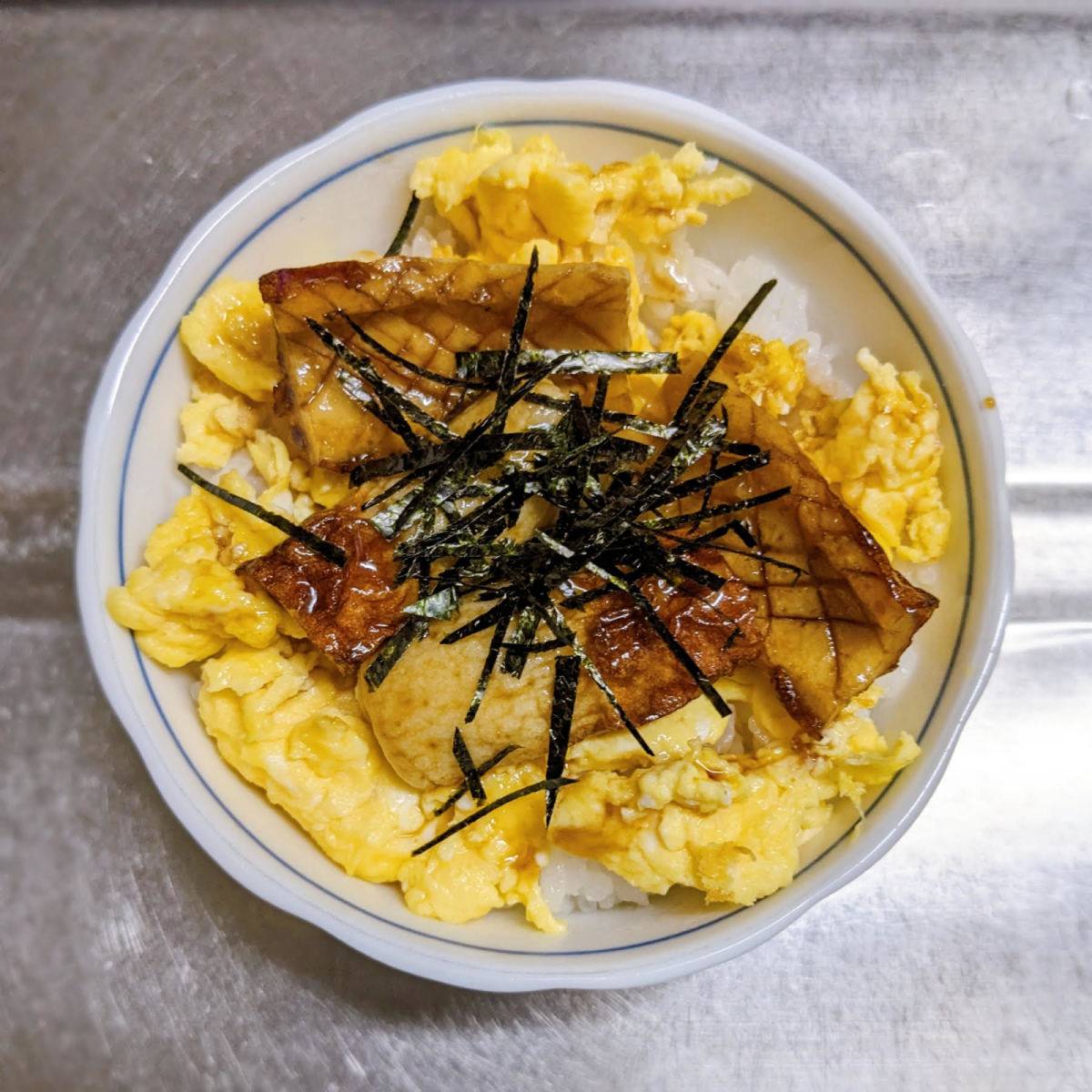 JA全農公式の「お手軽ちくわのかば焼き丼」のレシピ