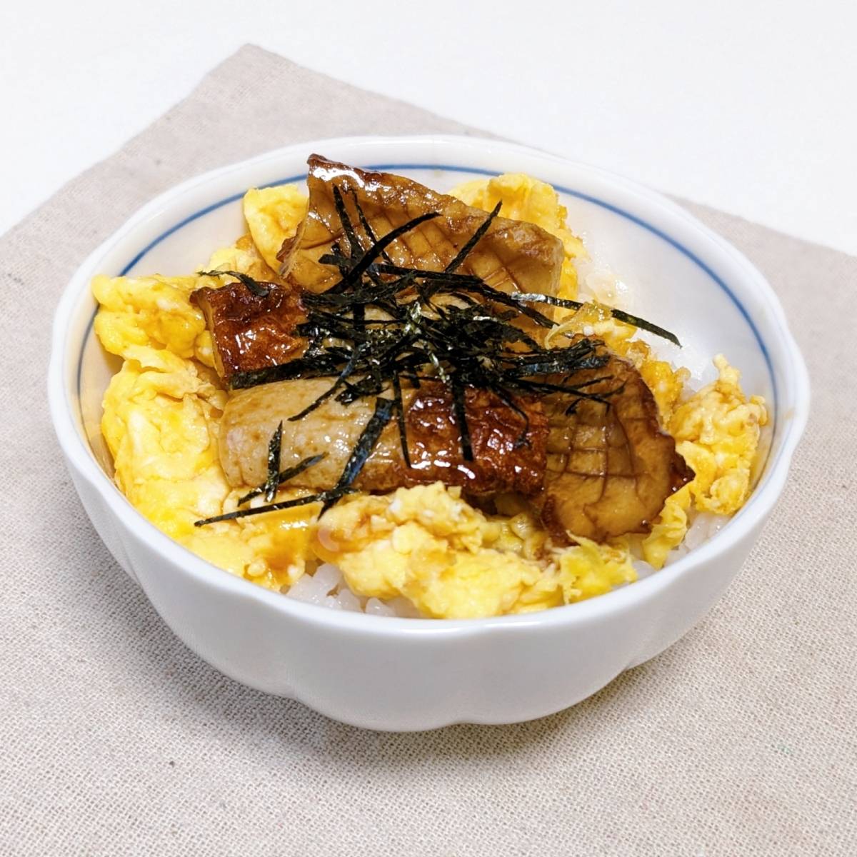 JA全農公式の「お手軽ちくわのかば焼き丼」のレシピ