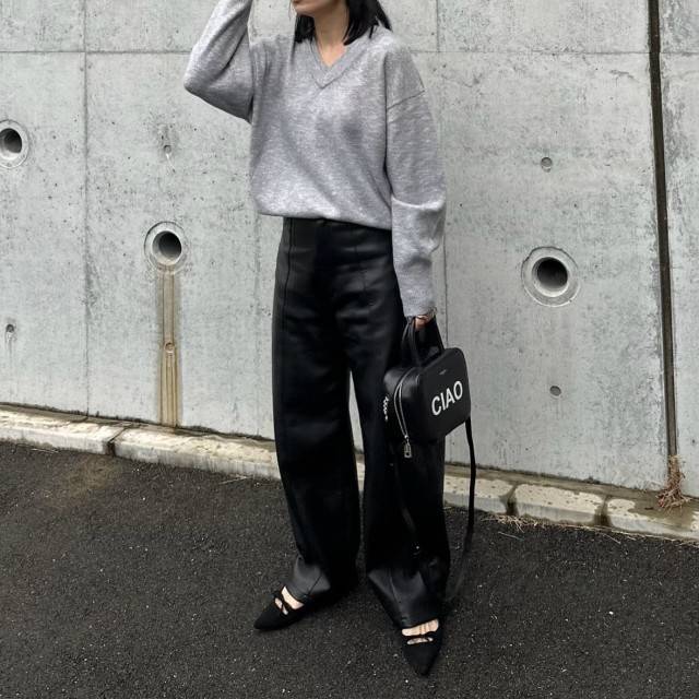 Vネックニットでデコルテを見せる！