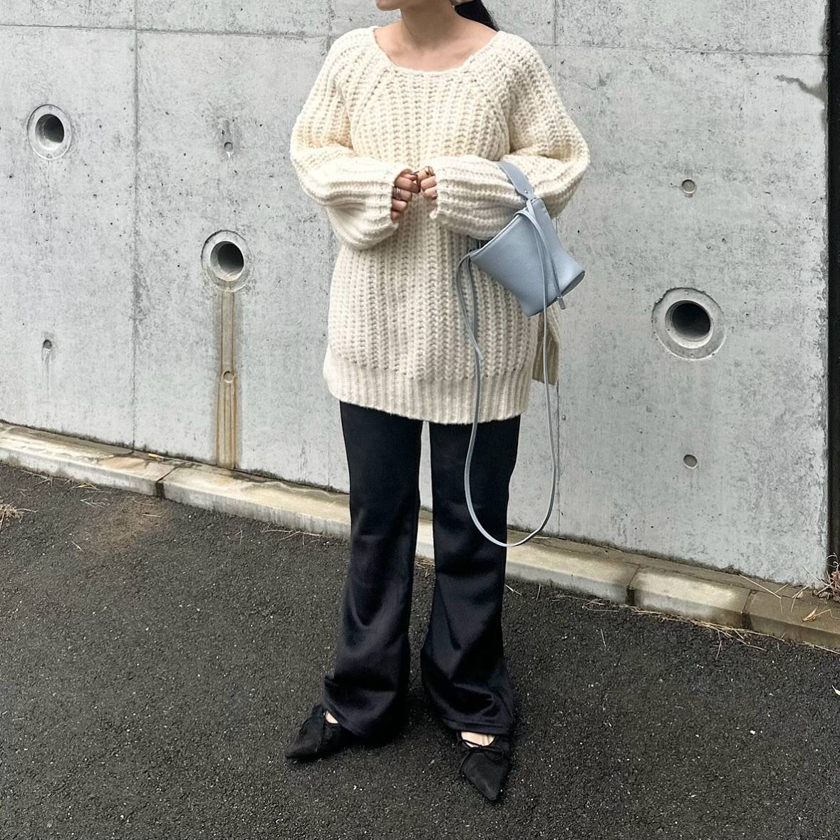 デコルテを見せたモノトーンコーデ