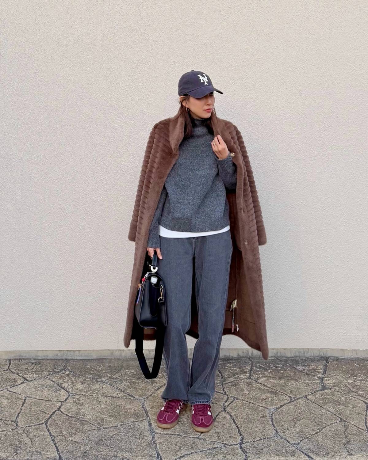 ファーコートを肩掛けする♡