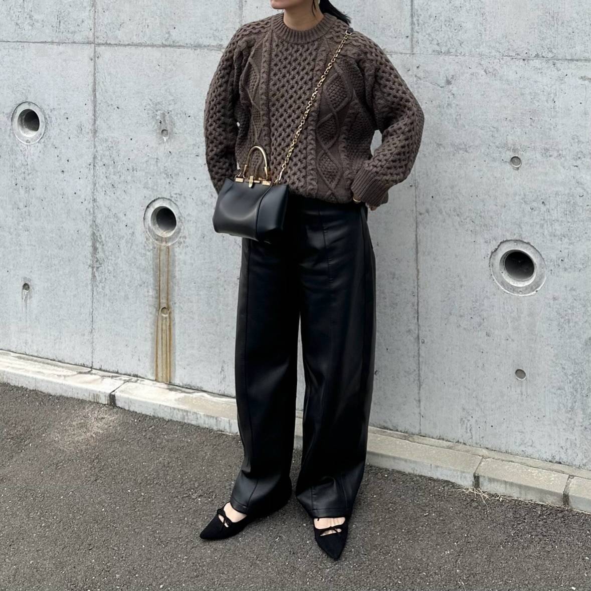 ブラウン×黒の濃色コーデ