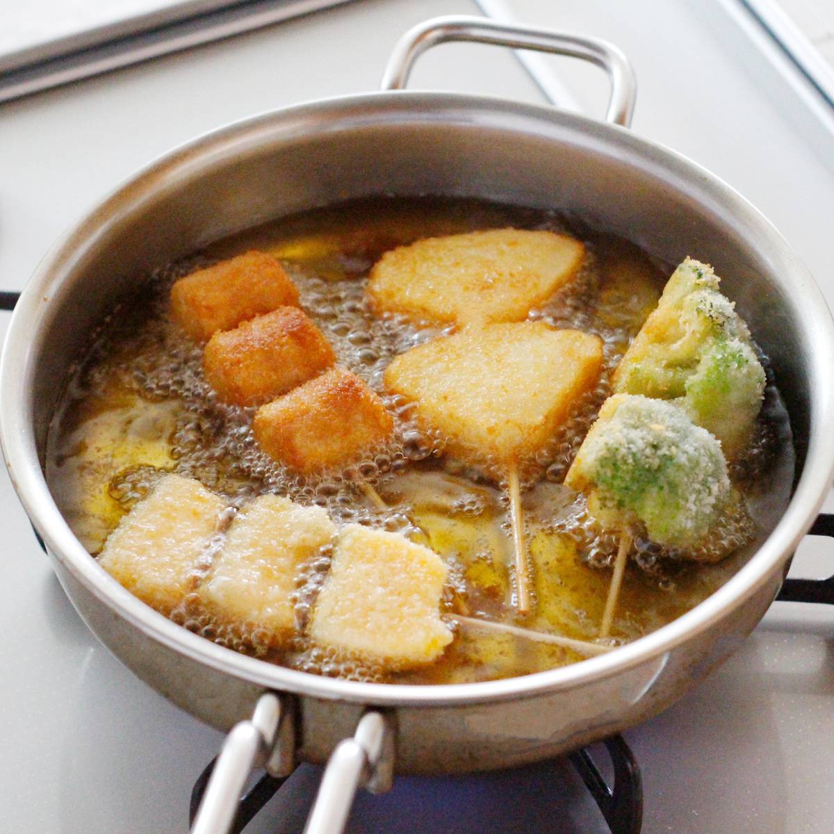 ニッスイ公式の「おさかなのソーセージと秋野菜の串揚げ」のレシピ