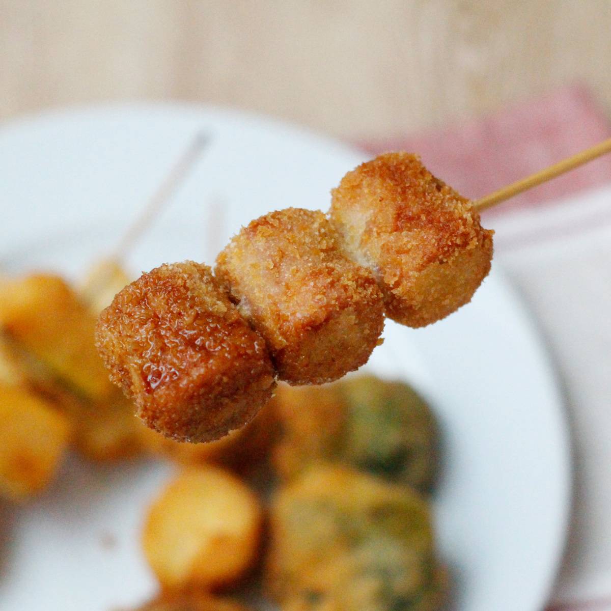 ニッスイ公式の「おさかなのソーセージと秋野菜の串揚げ」のレシピ