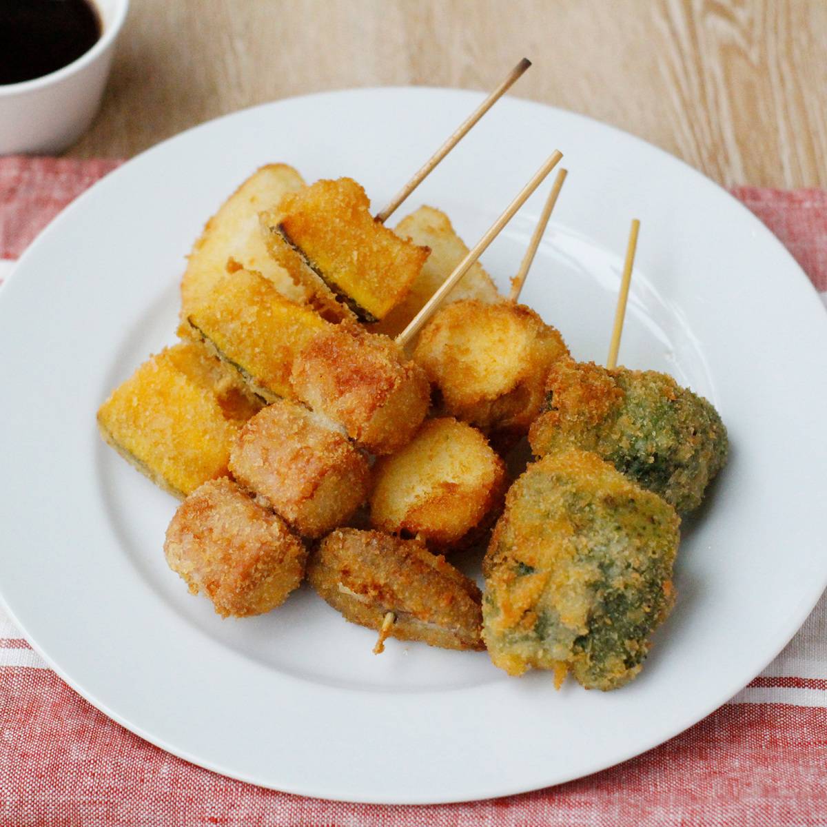 ニッスイ公式の「おさかなのソーセージと秋野菜の串揚げ」のレシピ