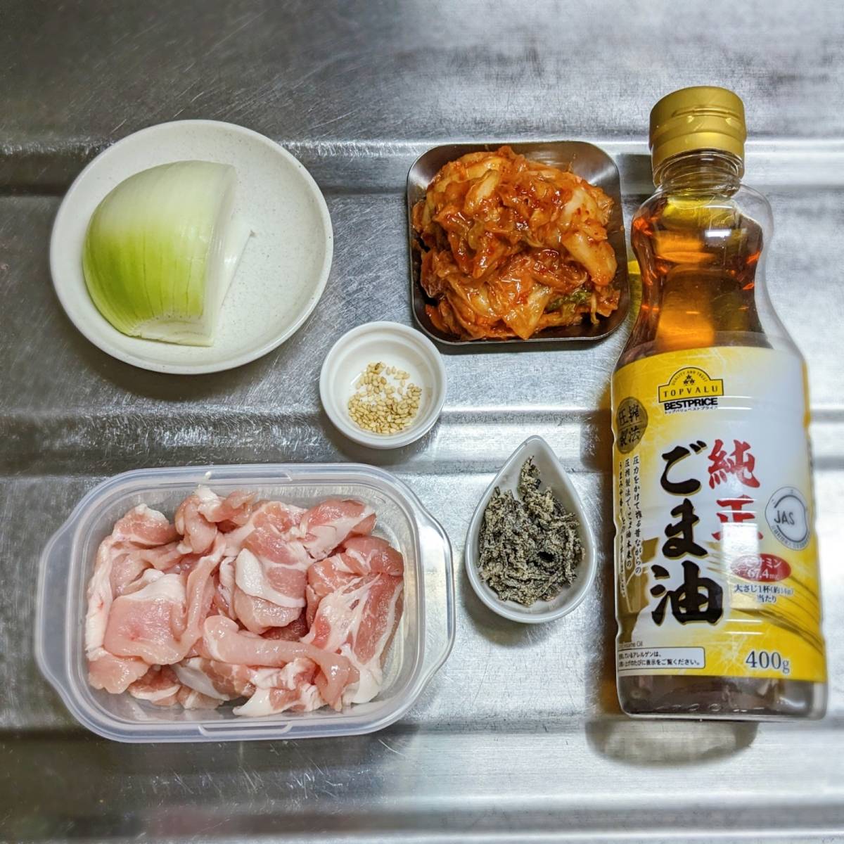 くらこん公式の「塩こんぶで豚キムチ」のレシピ