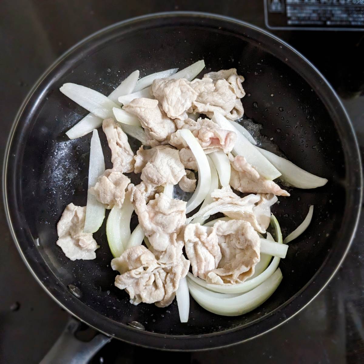 くらこん公式の「塩こんぶで豚キムチ」のレシピ