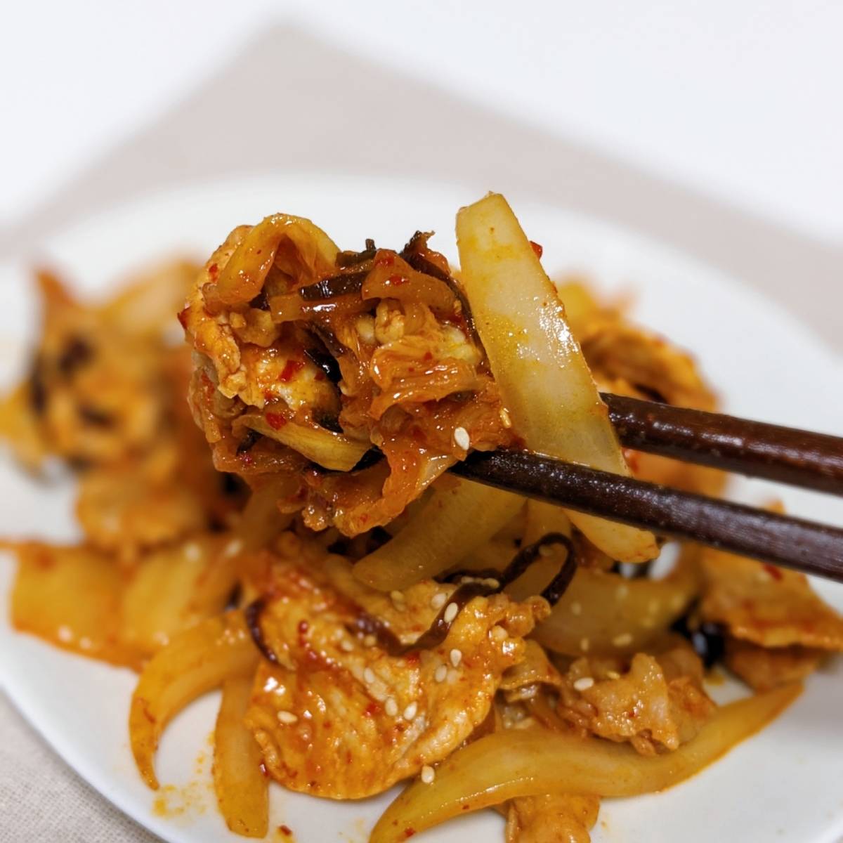 くらこん公式の「塩こんぶで豚キムチ」のレシピ