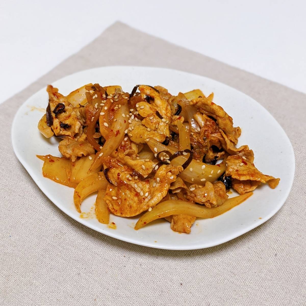 くらこん公式の「塩こんぶで豚キムチ」のレシピ