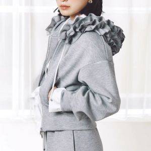 「カジュアルにもきれいめにも合う」「最高にセンスいい」40代の大人コーデにも最適なパーカー【2026年冬】