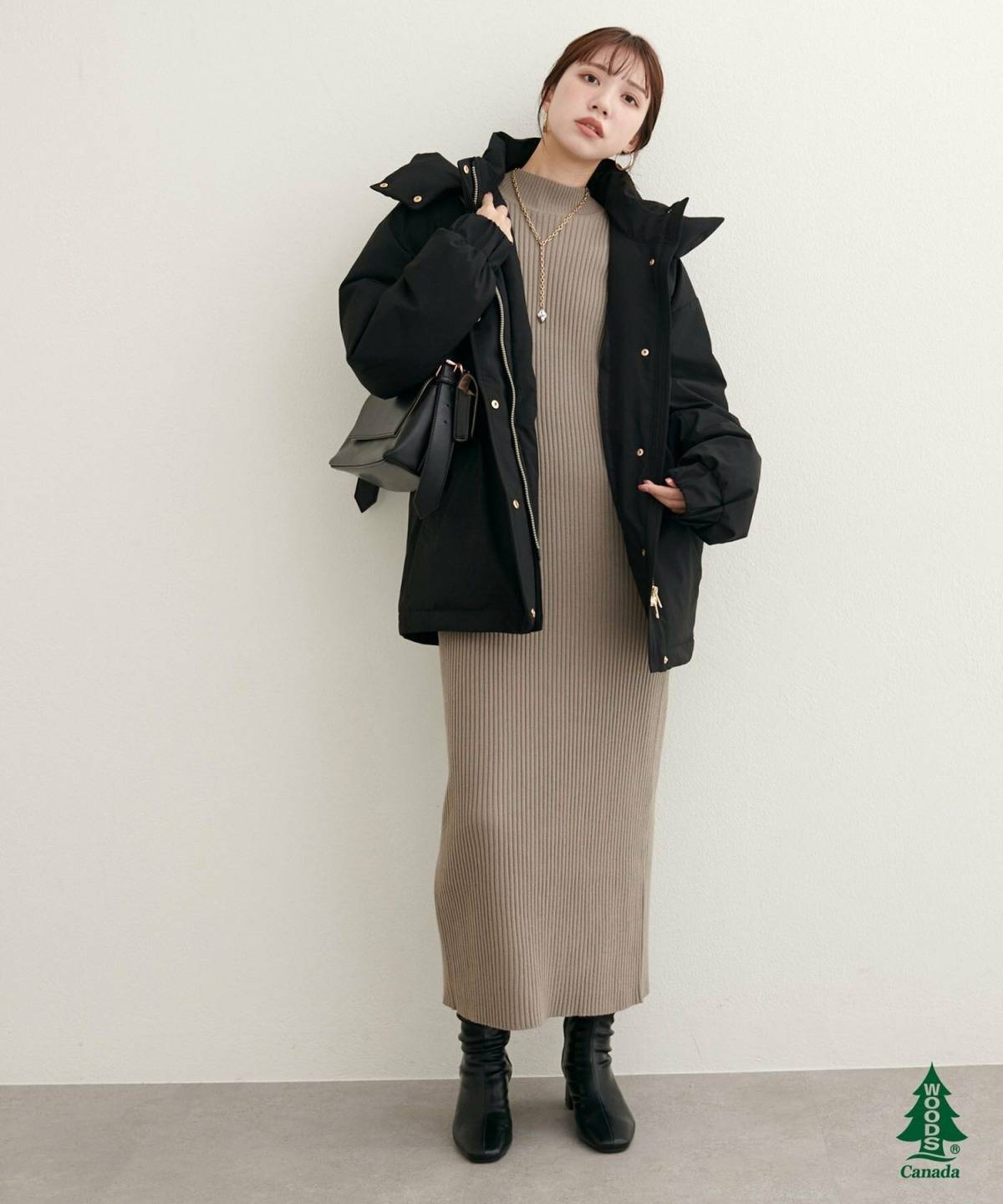 黒ダウンワンピースコーデ