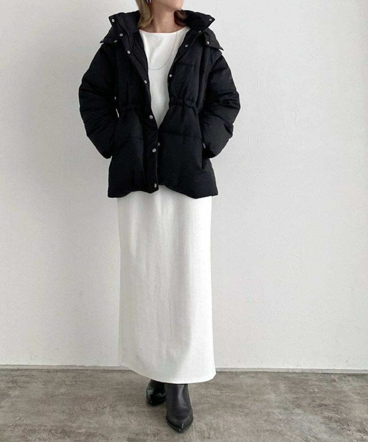 黒ダウンワンピースコーデ