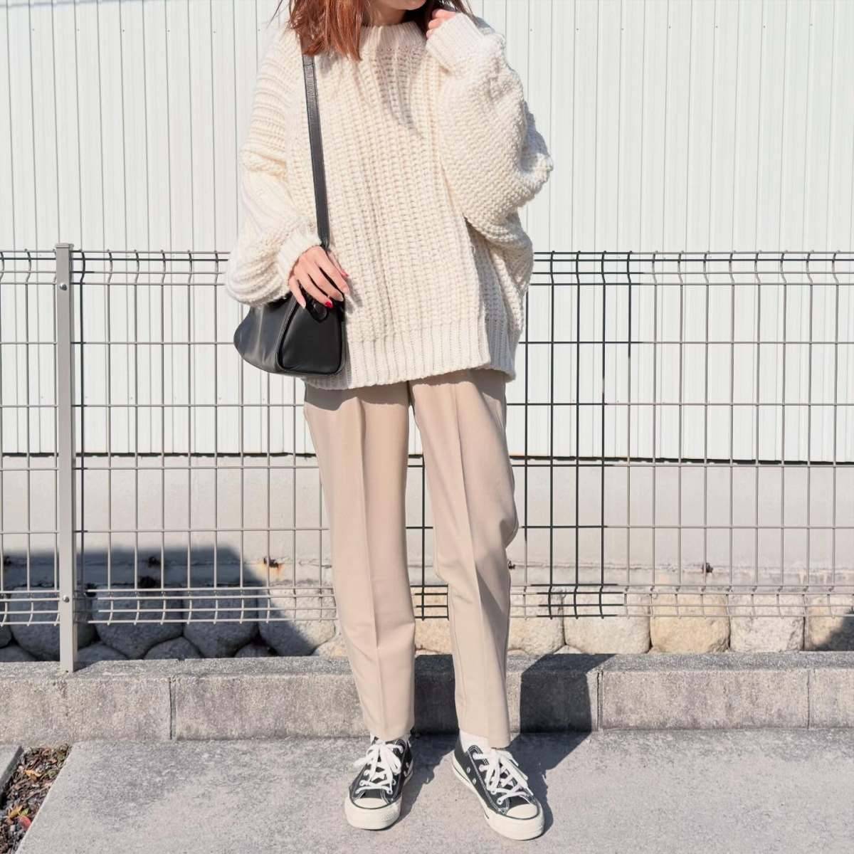 淡色コーデ×黒小物