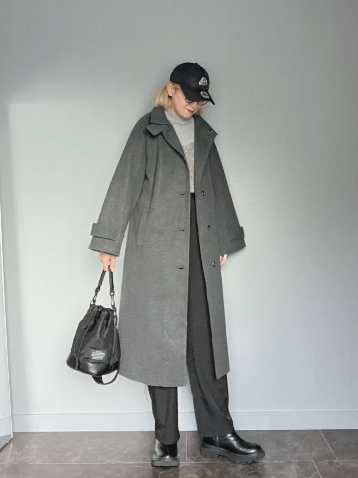 グレー×黒の濃色コーデ