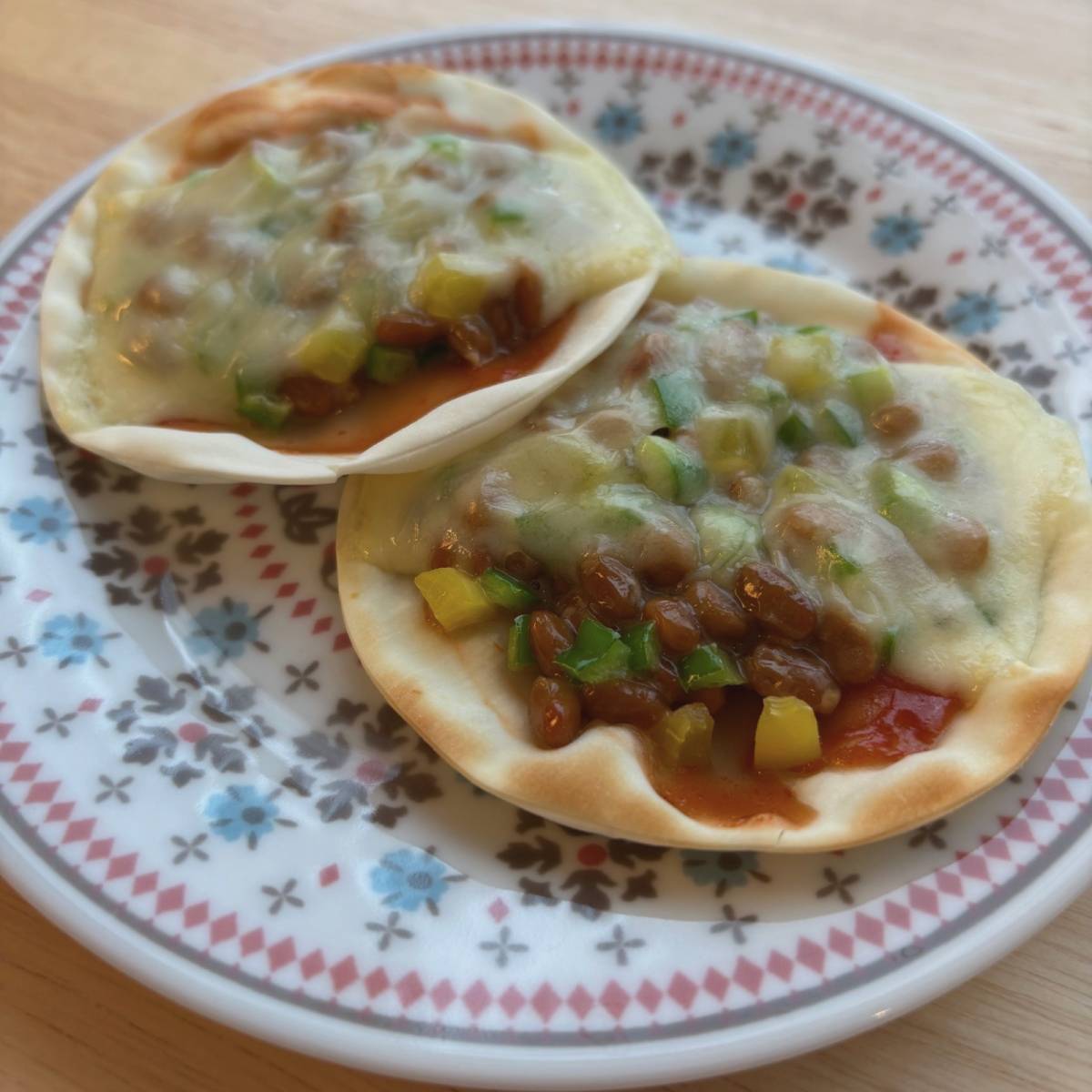 タカノフーズ公式の「一口納豆ピザ」のレシピ