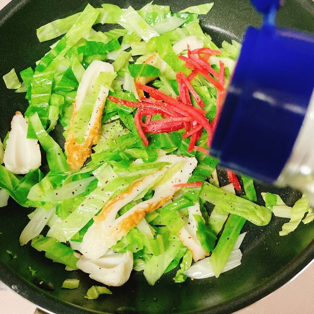 JAグループ公式の「お好み焼き味♡キャベツと竹輪炒め」のレシピ