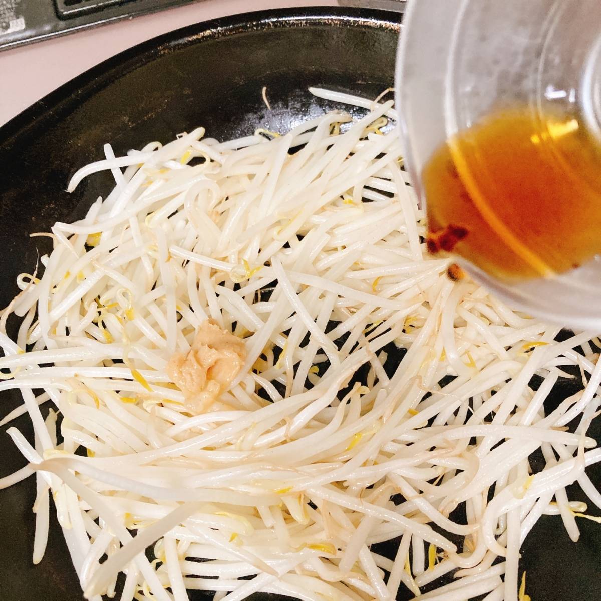 JAグループ公式の「もやしのニンニクウエイパー炒め」のレシピ