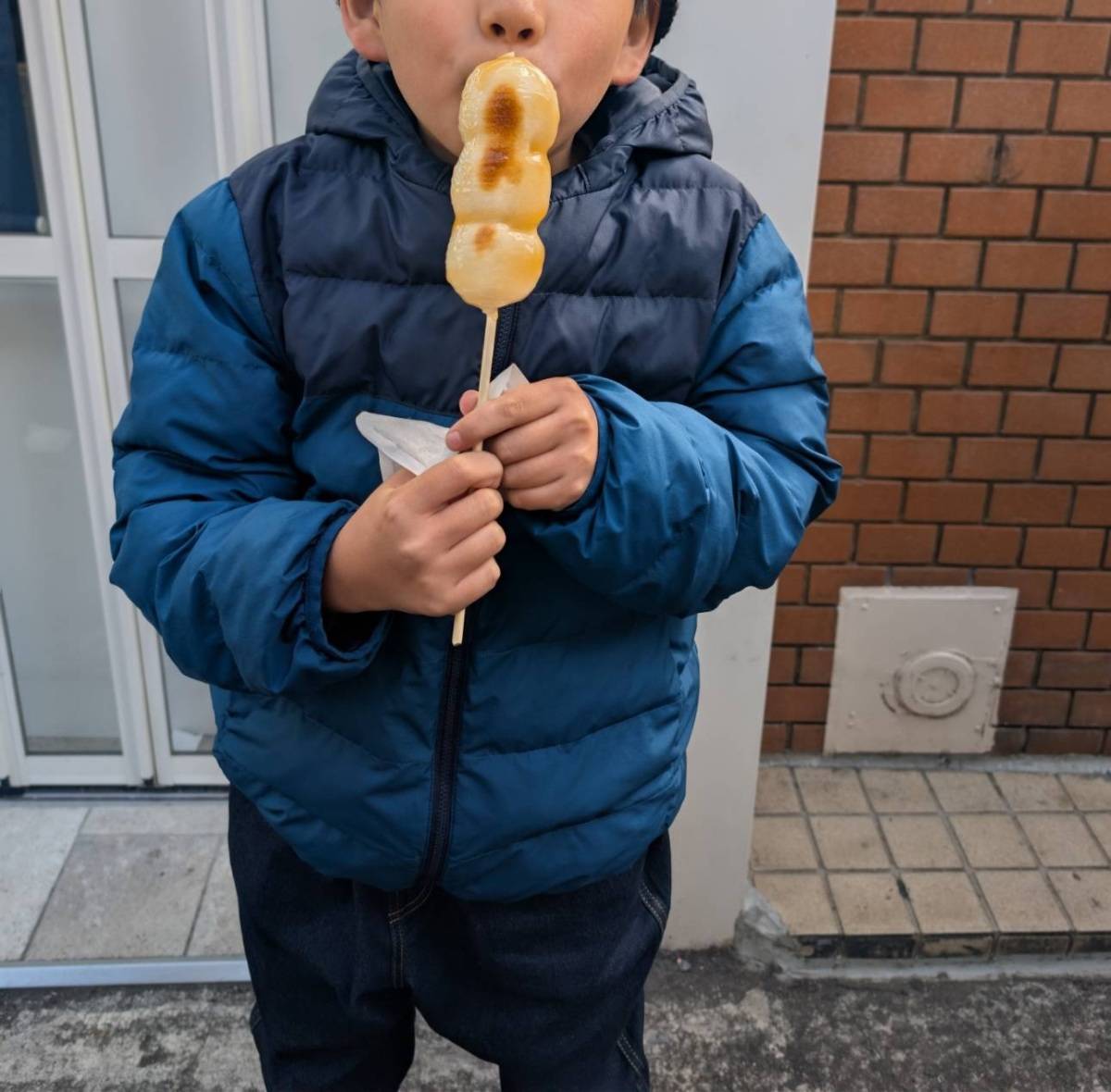 北条三福だんご 箱根湯本店のお団子を食べる男の子