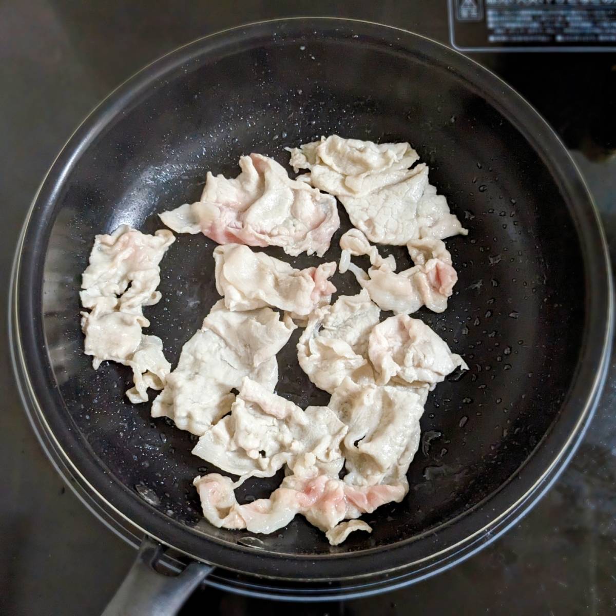 くらこん公式の「豚ときのこの塩こんぶバター炒め」のレシピ